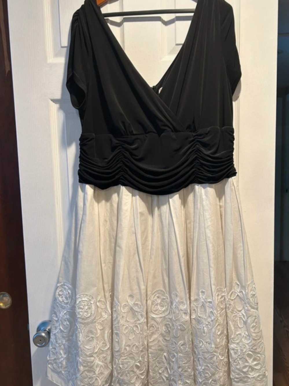 Black and Cream Two-Tone V-Neck Women’s Dress vintage 1962